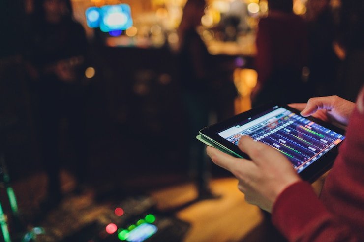 Perbandingan fitur antarmuka aplikasi mobile vileplume dan versi browser desktop